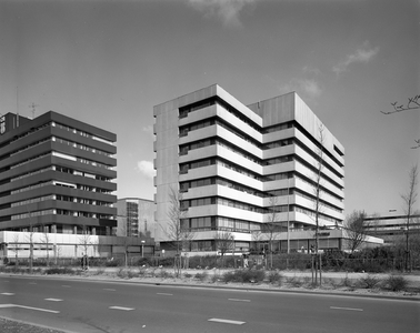 817281 Gezicht op het kantoorgebouw van de Provinciaal Utrechtse Electriciteits Maatschappij (PUEM, Croeselaan 28) te ...